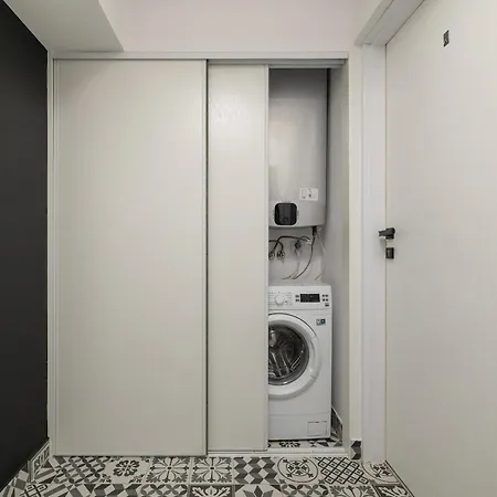 Modernly Arranged In By Renters * Katoviçe