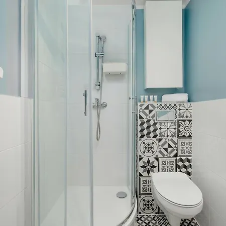 Modernly Arranged In By Renters * Katoviçe